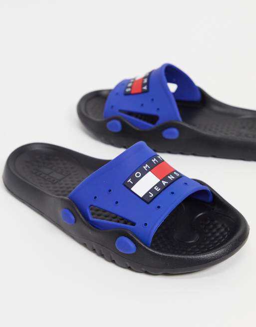 Tommy Hilfiger – Heritage – Niebieskie klapki basenowe z logo Tommy Jeans