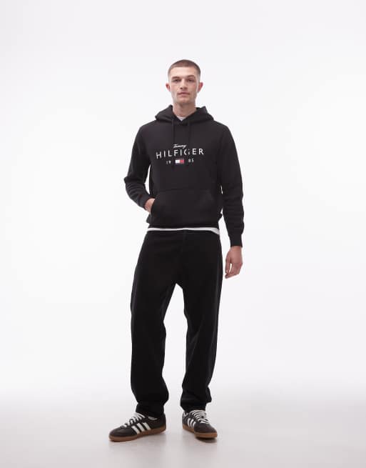 Tommy Hilfiger - Hoodie met groot gestapeld logo op de borst in zwart , 3 van 5