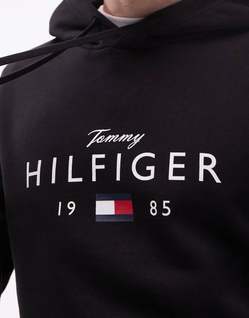 Tommy Hilfiger - Hoodie met groot gestapeld logo op de borst in zwart , 4 van 5