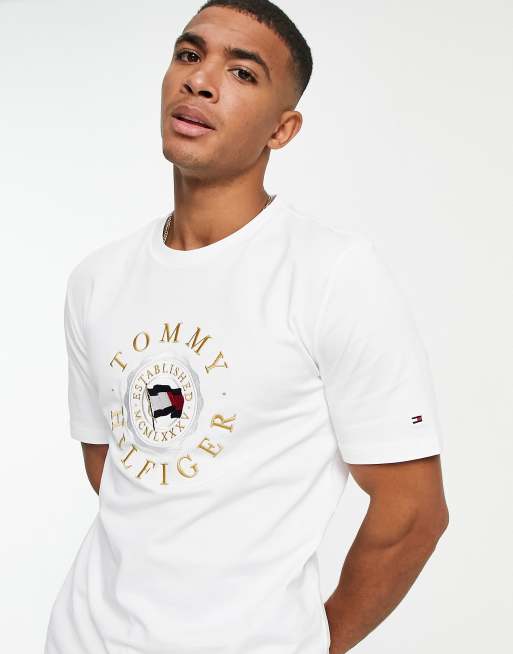 Tommy Hilfiger Icon Besticktes T Shirt in WeiB mit Munzlogo