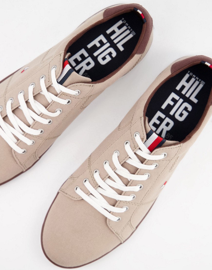 Tommy Hilfiger – Iconic – Beige sneakers med snörning-Natur