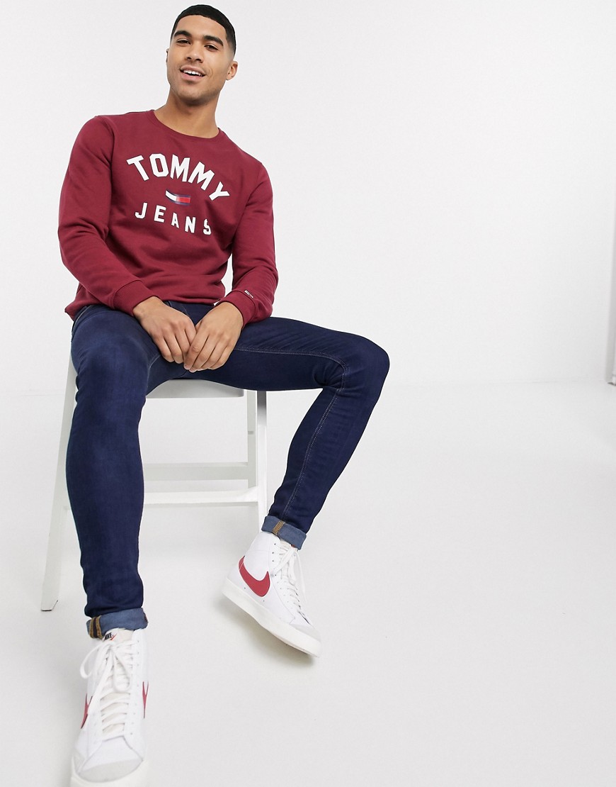 Tommy Hilfiger Jeans – Essential – Sweatshirt med rund halsringning och flagglogga-Röd
