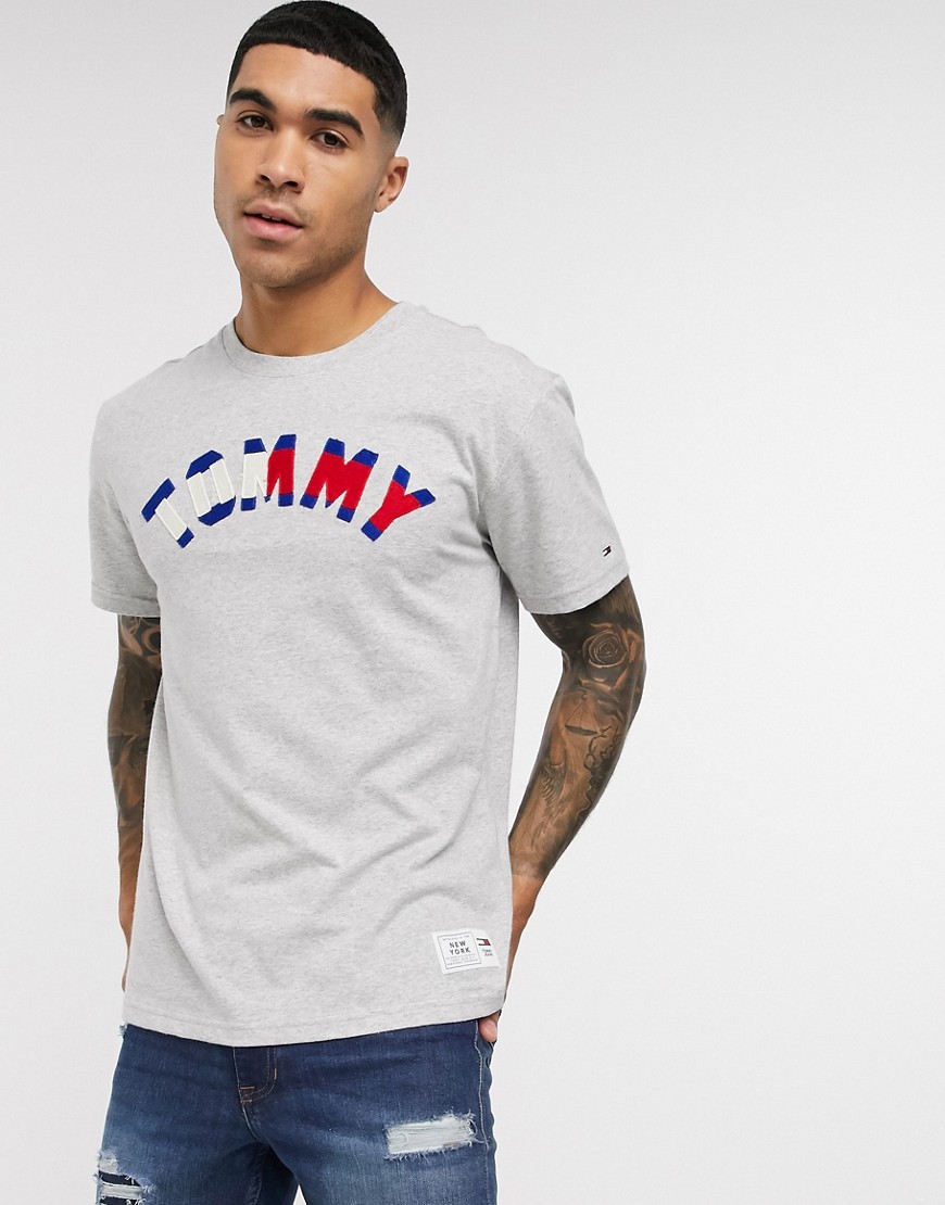 Tommy Hilfiger Jeans - T-shirt con logo ricamato-Grigio
