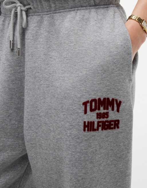 Tommy Hilfiger Jogger mit Flock-Logo im College-Stil und Bündchen in mittelgrau meliert, 3 von 6