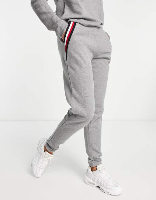 Tommy Hilfiger Jogginghose in Kalkgrau mit Logo ASOS