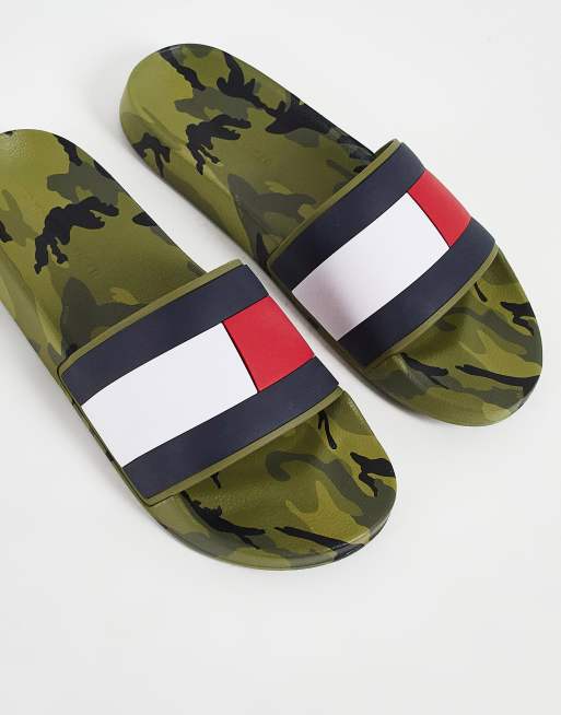 Tommy Hilfiger – Kamouflagemönstrade badtofflor med flagga