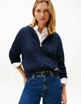 Tommy Hilfiger - Kapuzenjacke in Dunkelblau mit durchgehendem Reißverschluss und Zopfmuster