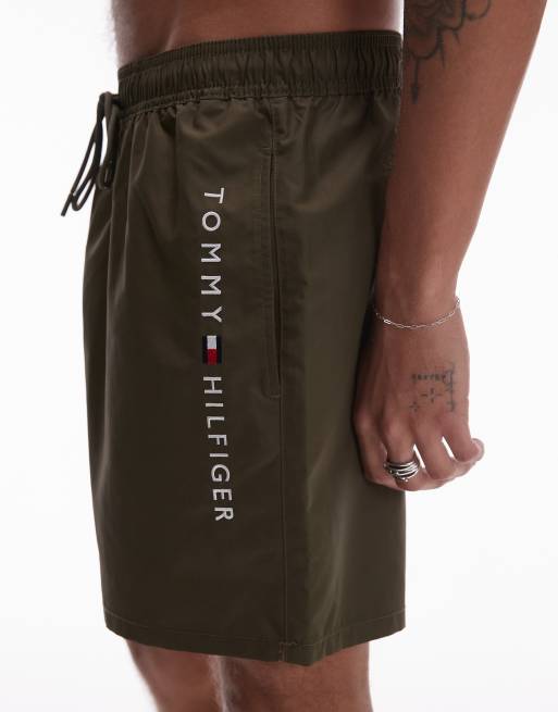 Tommy Hilfiger – Khakigröna badshorts med dragsko och logga på sidan, 2 av 4