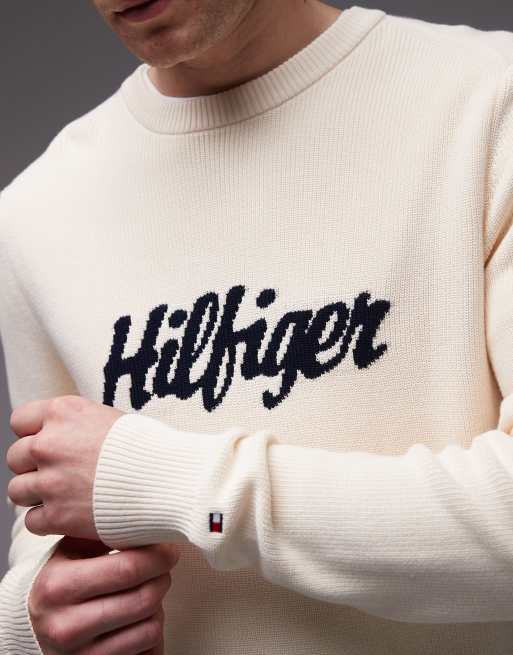 Tommy Hilfiger – Kremowy sweter z dużym logo tekstowym na środku, 4 z 5