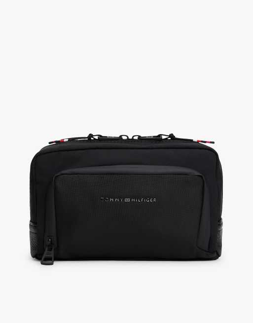 Tommy Hilfiger – Kulturbeutel aus Stoff in Schwarz mit Metall-Logo