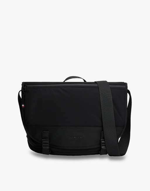 Tommy Hilfiger – Kuriertasche aus Stoff in Schwarz mit Umschlag mit Logo