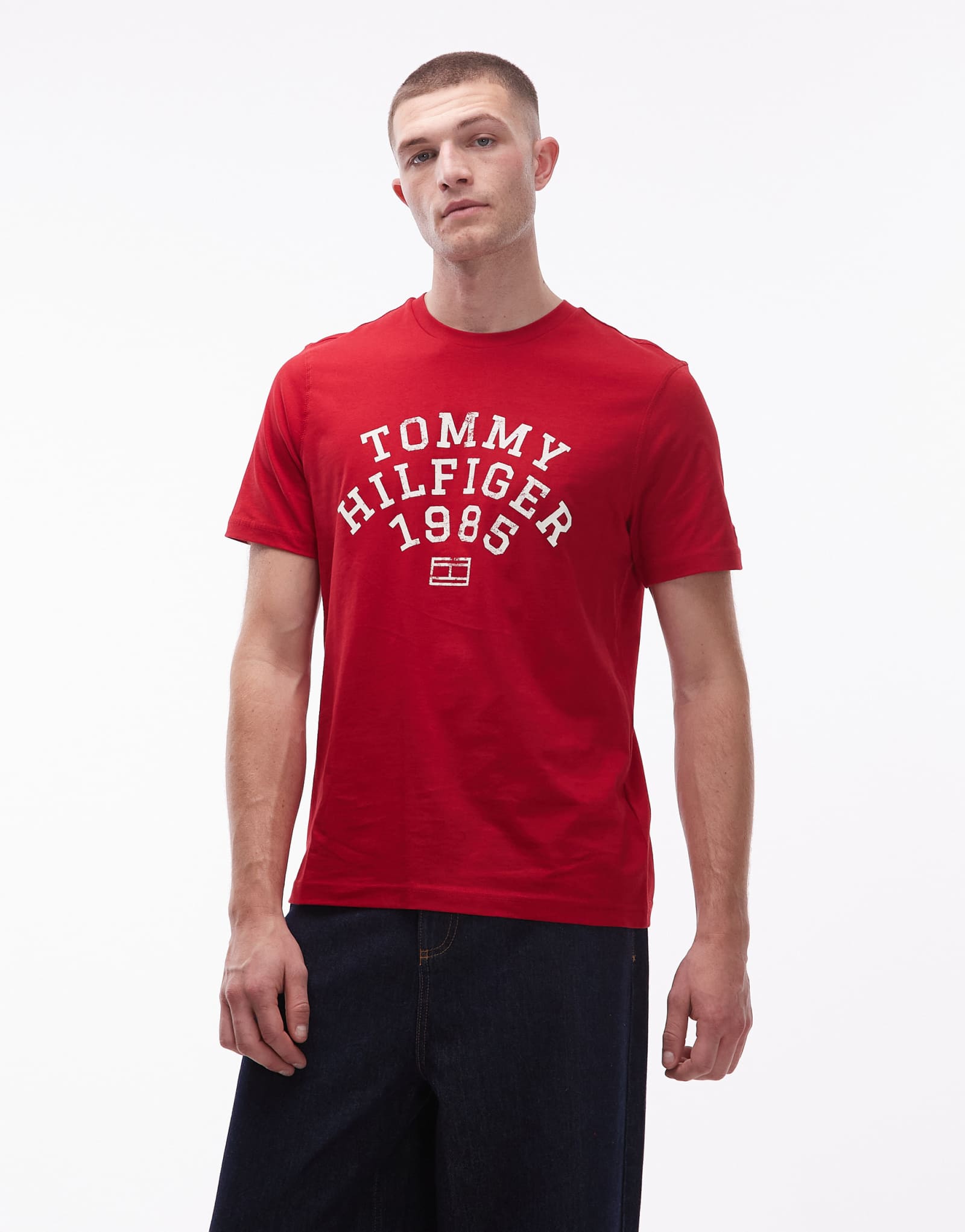 Футболка с логотипом Tommy Hilfiger large arch 1985 красного цвета