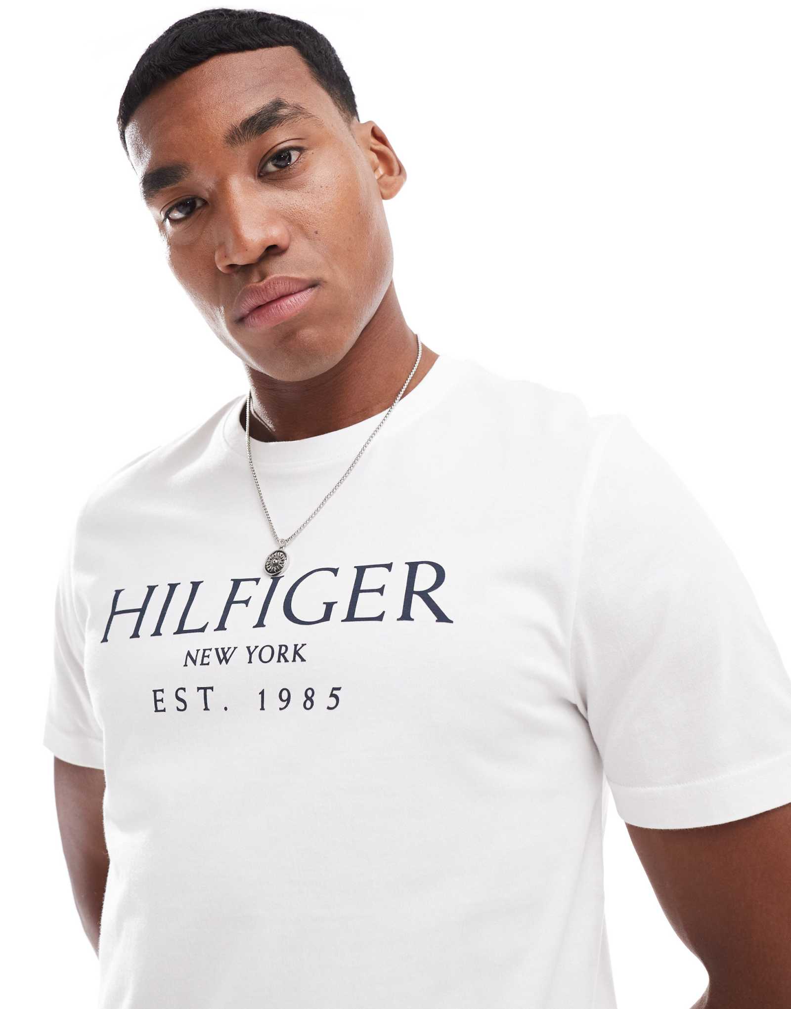 Белая футболка с крупным логотипом Tommy Hilfiger