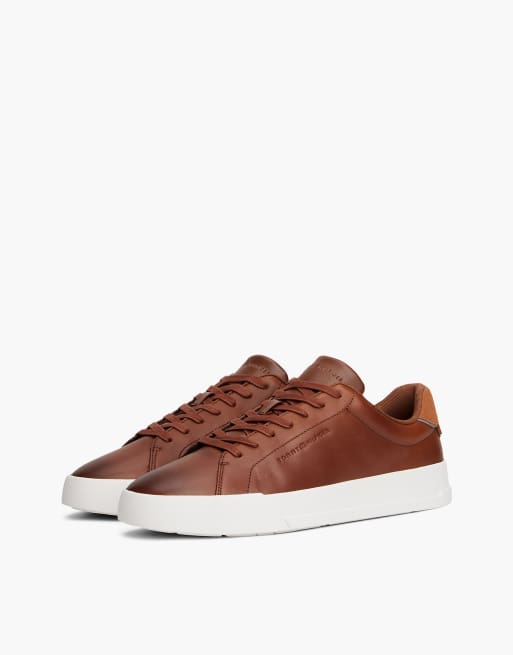 Tommy Hilfiger Leather debossed logo court trainers in light brown, 2 of 7