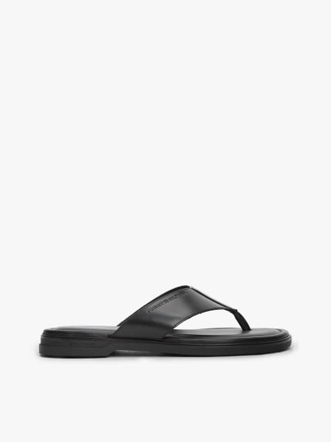 Tommy Hilfiger – Ledersandalen in Schwarz mit Zehensteg und geprägtem Logo - view 1