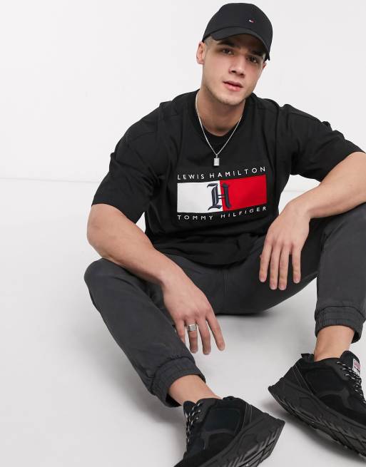 Tommy Hilfiger × Lewis Hamilton – Czarny t-shirt oversize z czerwonym logo z kolekcji kapsułowej