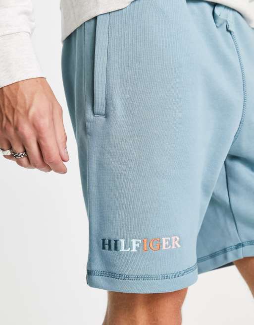 Tommy Hilfiger – Ljusblå sweatshorts med flerfärgad logga