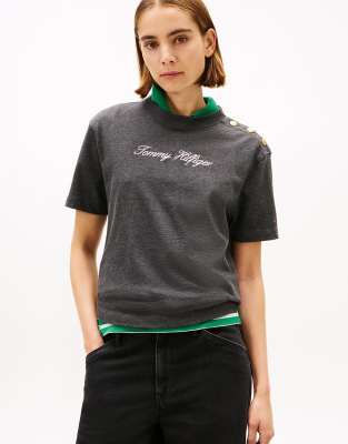 Tommy Hilfiger - Locker geschnittenes T-Shirt in Dunkelgrau mit goldfarbenen Knöpfen und Logo-Stickerei