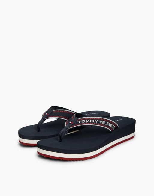 Tommy Hilfiger Logo webbing strap wedge flip-flops in dark blue, 2 of 7