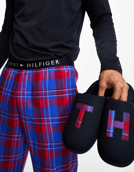 Tommy Hilfiger Lounge Geschenkset aus Flanell mit Hausschuhen in kariertem Blau Rot ASOS
