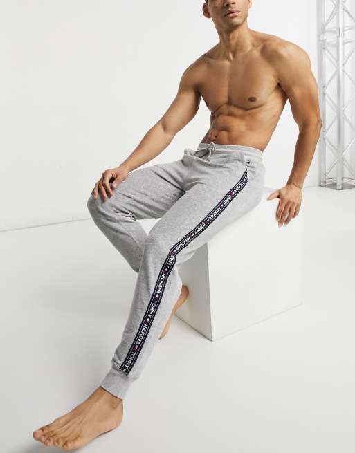 Tommy Hilfiger - Lounge joggingbroek van velours met logobies aan de zijkanten in grijs