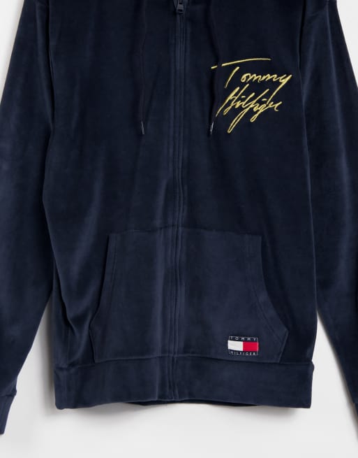 Tommy Hilfiger – Lounge- Kapuzenpullover in Marineblau aus Velours mit  goldenem Text-Logo | ASOS