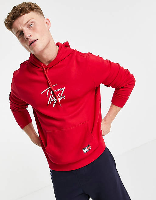Tommy Hilfiger – Lounge-Kapuzenpullover mit Schriftzug-Logo auf der Brust  in Rot | ASOS