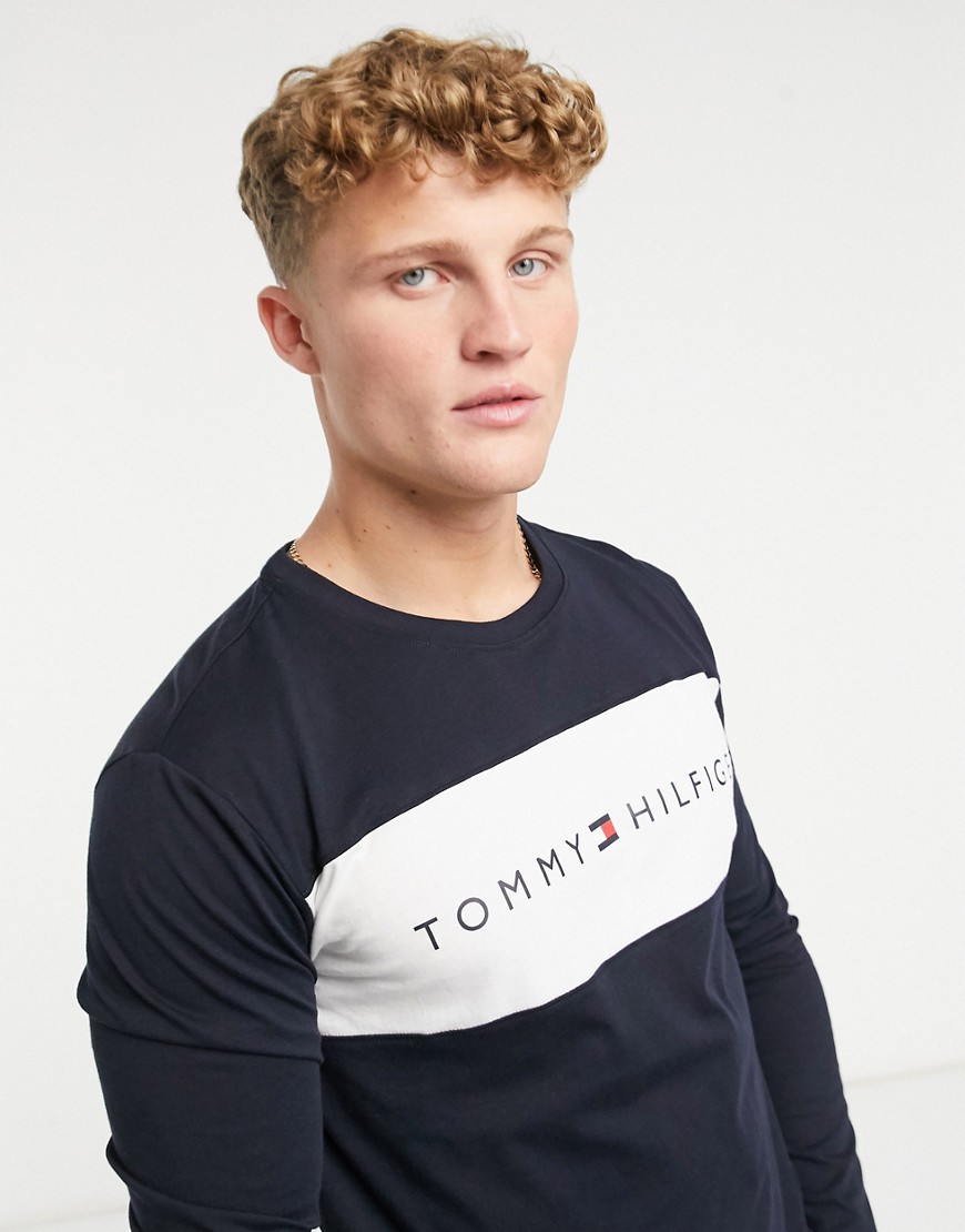 Tommy Hilfiger – Marinblå, långärmad mys-t-shirt med panel med logga på bröstet