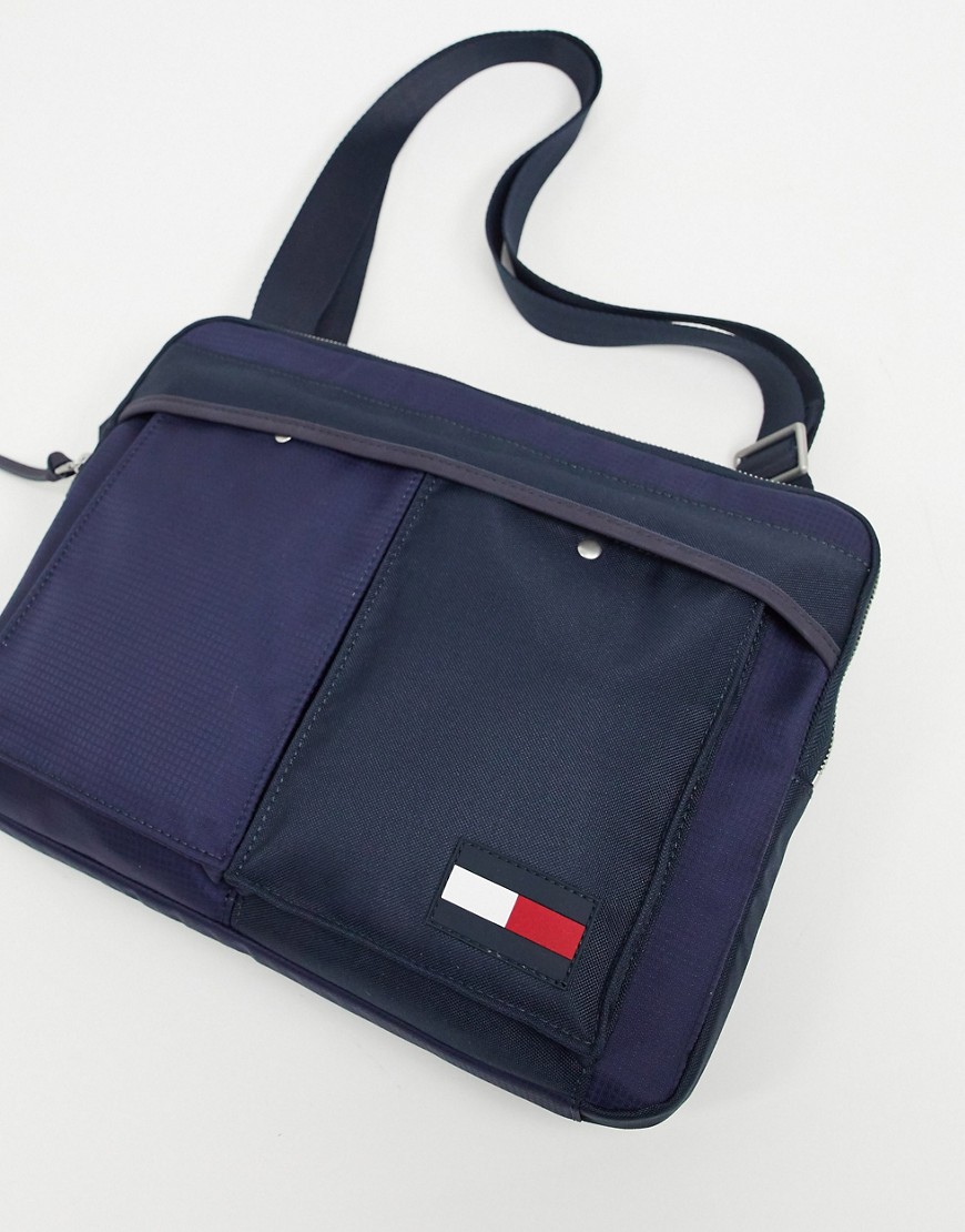 Tommy Hilfiger – Marinblå, liten messengerbag i nylon med flagglogga