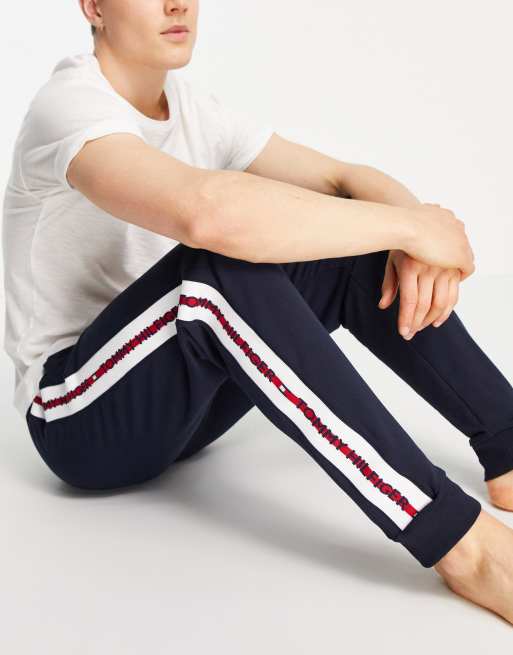 Tommy Hilfiger – Marinblå mjukisbyxor med tejpade logotyper på sidan