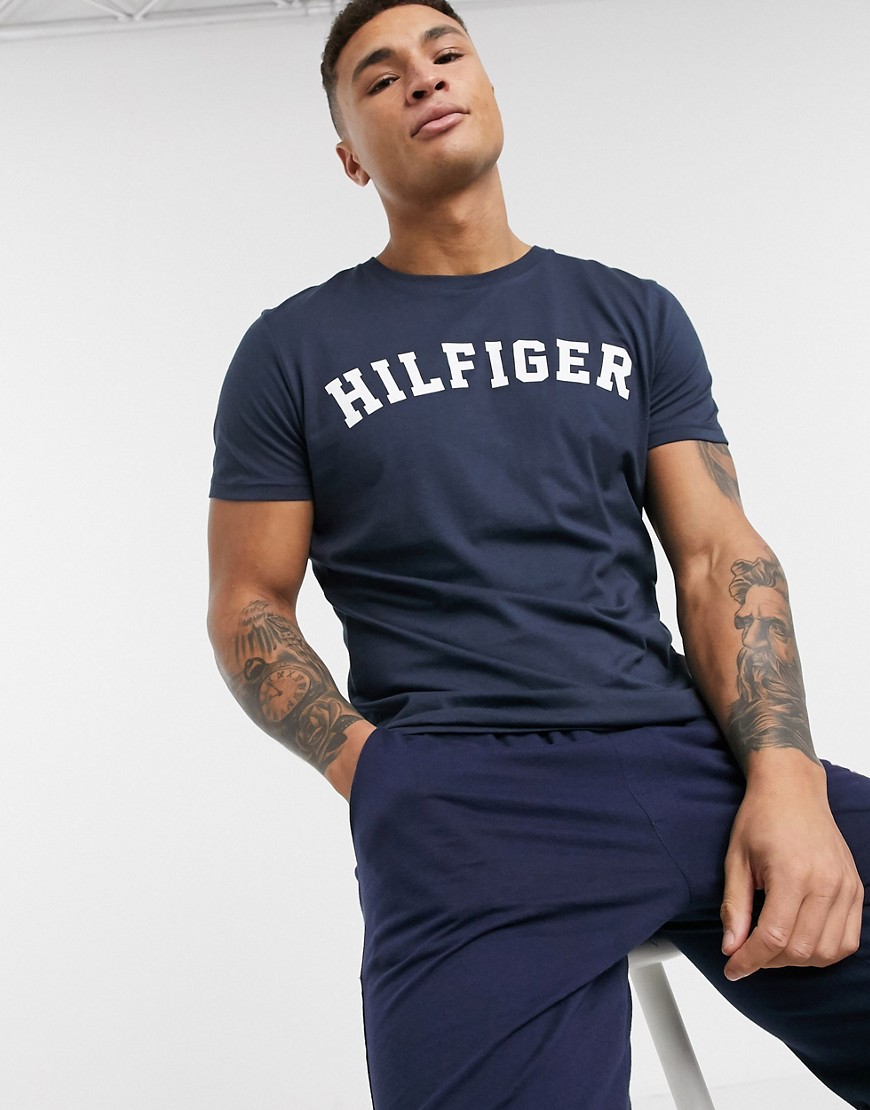 Tommy Hilfiger – Marinblå mys-t-shirt med rund halsringning och logga