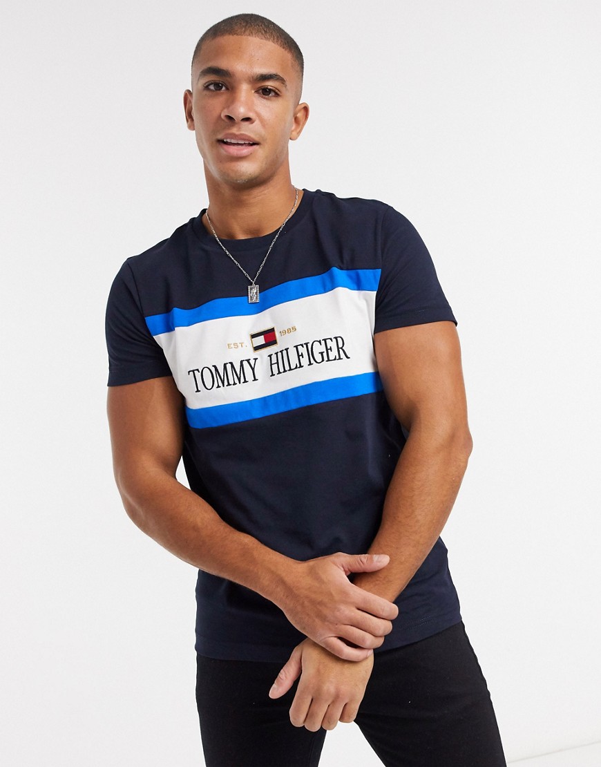 Tommy Hilfiger – Marinblå, panelsydd t-shirt med logga på bröstet