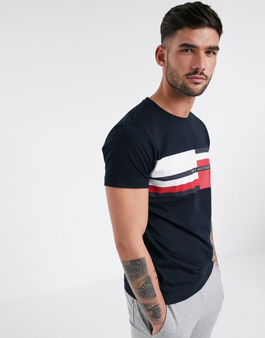 Tommy Hilfiger – Marinblå t-shirt med abstrakt randig flagglogga