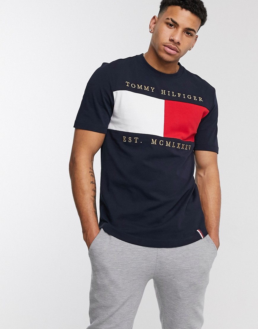 Tommy Hilfiger – Marinblå t-shirt med avslappnad passform och broderad flagga på bröstet