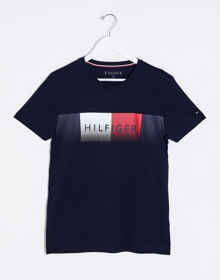 Tommy Hilfiger – Marinblå t-shirt med blekt logga på bröstet