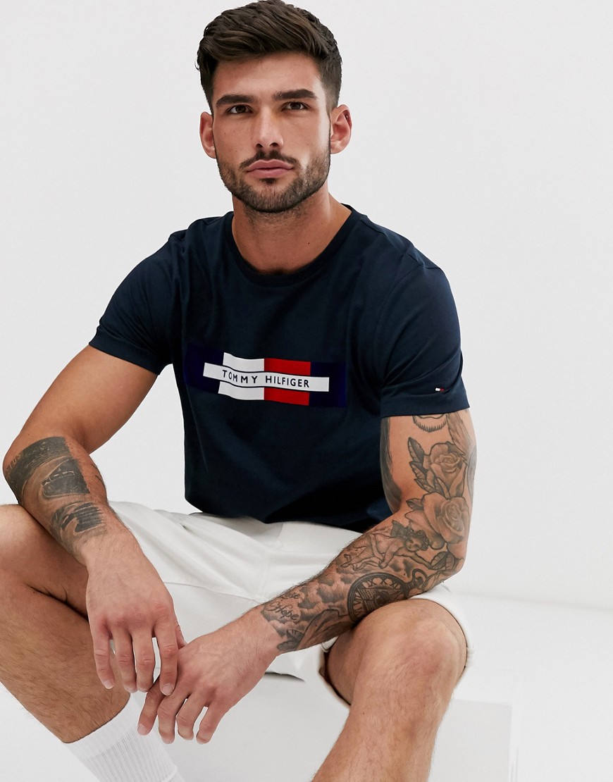 Tommy Hilfiger – Marinblå t-shirt med boxig bröstlogga