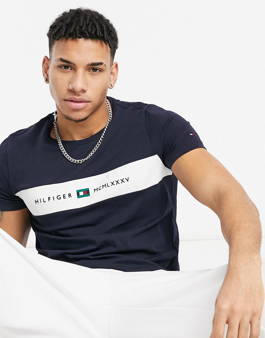 Tommy Hilfiger – Marinblå t-shirt med randig logga på bröstet