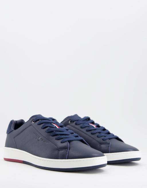 Tommy Hilfiger – Marinblå tennisskor i retrostil