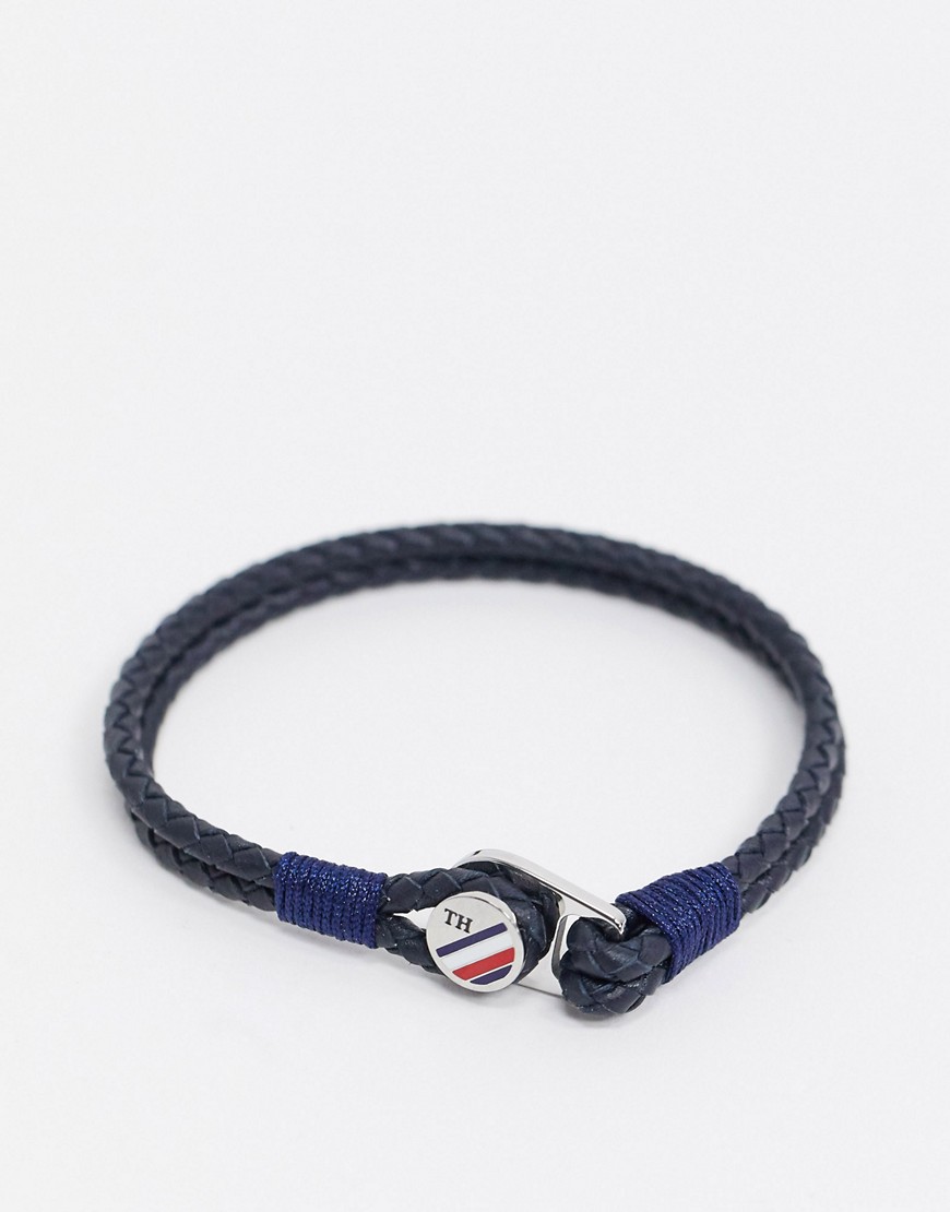 Tommy Hilfiger – Marinblått flätat armband i läder med metallknapp
