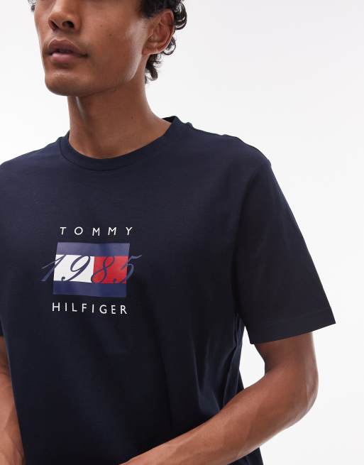 Tommy Hilfiger - Marineblå T-shirt med lineært flagprint, 3 af 4