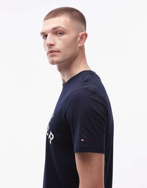 Tommy Hilfiger - Marineblå T-shirt med stort buet '1985'-logo, 4 af 5