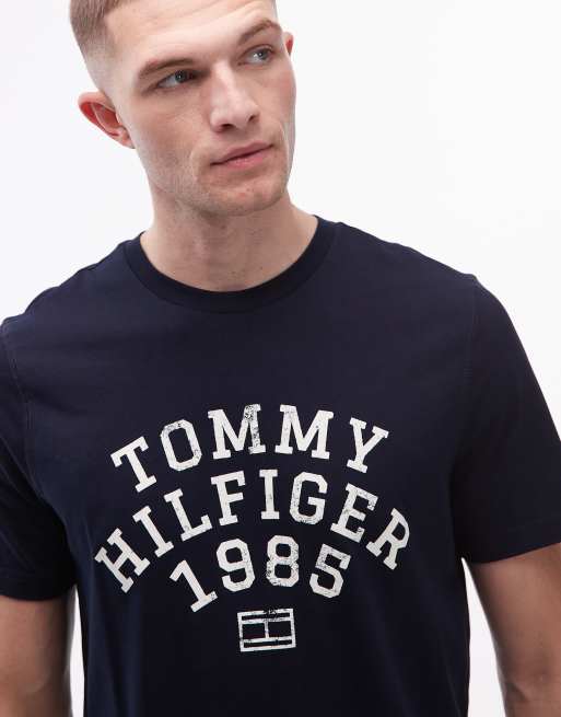 Tommy Hilfiger - Marineblå T-shirt med stort buet '1985'-logo, 5 af 5