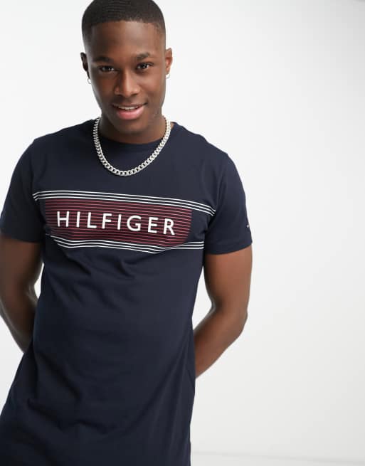 Tommy Hilfiger - Marineblå T-shirt med stribet logoprint på brystet