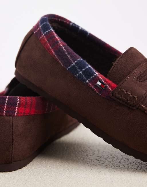 Tommy Hilfiger Mathis kapcie z detalem w kratę w kolorze brązowym, 4 z 4