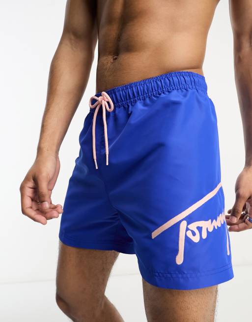 Tommy Hilfiger - Mellemlange badeshorts med løbesnor og signaturprint i ultrablå