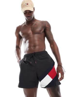 Mittelgroße Badeshorts mit Kordelzug und Flaggen-Print in Schwarz Schwarz M