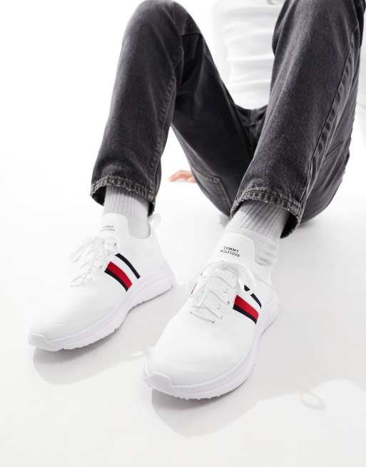 Tommy Hilfiger – Modern Essential – Gestrickte Sneaker in Weiß mit Streifen-Detail