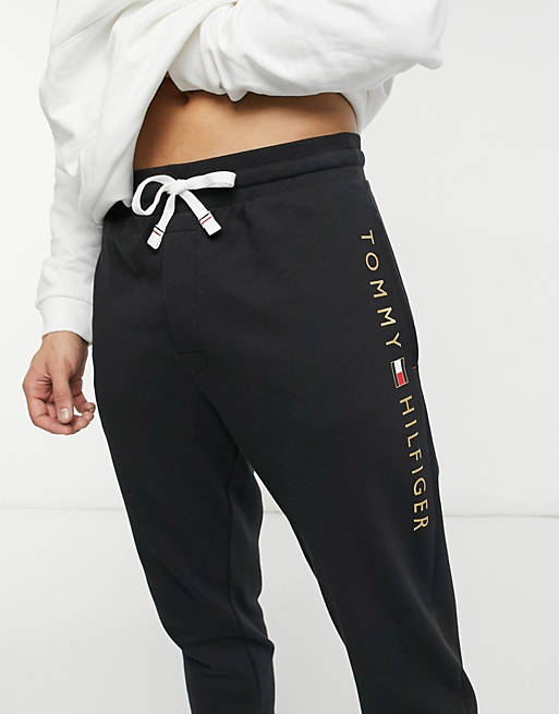 Tommy Hilfiger modern essentials logo sweatpants in black | ASOS