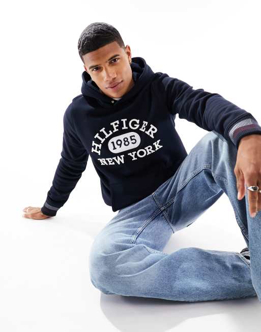 Tommy Hilfiger – Monotype – Mörkblå huvtröja i collegestil