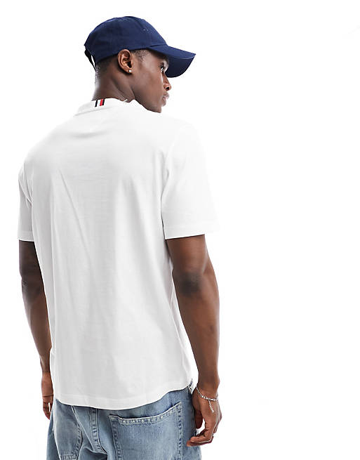 Tommy Hilfiger – Monotype – T-Shirt in Weiß mit Streifen-Print auf der Brust  | ASOS